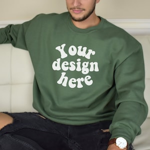 Gildan 18000 Sweatshirt Mockup - Military Green Gildan Mockup - Sprawdź naszą najlepszą sekcję Gildan Mockups Męska bluza modelowa Mockup
