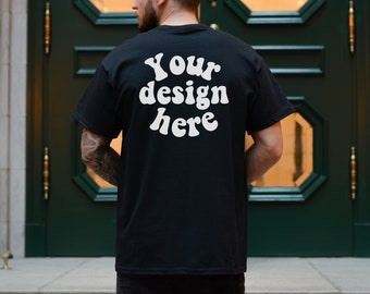 Maqueta de camiseta negra para hombre Back of Gildan 5000, maqueta de modelo tatuado, maqueta de camisa para hombre, maqueta de camiseta negra para hombres, maqueta estética