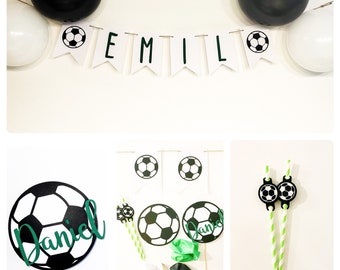 Décor de football pour les enfants avec invitations, collier fanion, gâteau, ballons, pailles