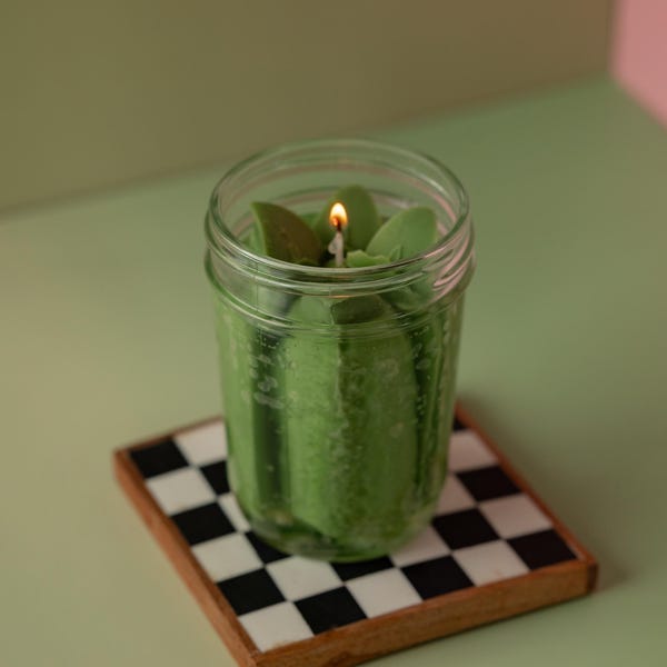 Bougie en bocal de cornichons - Bougie fantaisie réaliste | Cadeau drôle de bougie de nourriture pour des amants de cornichon | Bougie en cire d'abeille faite main dans un bocal en verre
