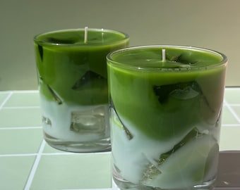 Iced Matcha Latte-ljus - Realistiskt dryckesljus | Matcha-älskare-present | Handgjort kokosvaxljus i glas | Café-estetisk heminredning