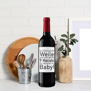 Schwangerschaft verkünden - 2 Wein Flaschen Etiketten "Gut Ding braucht Weile und zwar genau 9 Monate. Wir bekommen ein Baby" Geschenk Tante