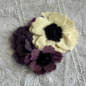 Flower Brooch- Felt Flower Pin- Flower Jewelry - Faux Wool Flower Pin- Handmade Floral Pin- Blue Floral Brooch - Floral Bouquet brooch