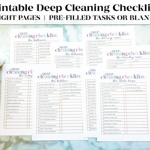 Puede incluir: Listas de verificación de limpieza profunda imprimibles para el baño, el comedor, el dormitorio, la entrada, la cocina, la lavandería y toda la casa. Las listas de verificación están en papel blanco con texto de colores y líneas doradas.