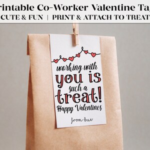 Puede incluir: Etiqueta de San Valentín imprimible con una guirnalda de corazones rojos y el texto "trabajar contigo es un verdadero placer! Feliz San Valentín de parte de Sue"