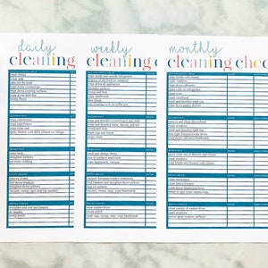 Puede incluir: Una lista de verificaci&oacute;n de limpieza imprimible con tres secciones: diaria, semanal y mensual. Cada secci&oacute;n tiene una lista de tareas de limpieza con casillas de verificaci&oacute;n para completar. La lista de verificaci&oacute;n est&aacute; impresa en papel blanco con un esquema de color azul y naranja.