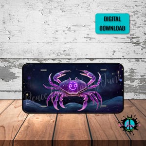 Puede incluir: Una placa de matrícula con un diseño de cangrejo morado, que representa el signo zodiacal de Cáncer. El cangrejo está sobre un fondo azul oscuro y estrellado con olas. Las palabras "Peace & Funky Junk" son visibles. Un rectángulo turquesa en la parte superior derecha dice "DESCARGA DIGITAL".