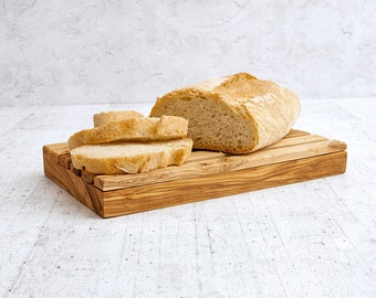 Planche à découper de pain RUSTIQUE faite main en bois d'olivier fabriquée en Italie, cadeau de famille, cadeau parfait