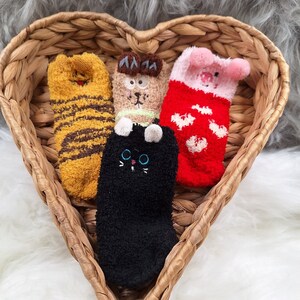 4 pares de meias de bebê com motivos fofos de animais para meninos e meninas, feitas de plástico ABS, em caixa de presente. Para pés de aproximadamente 9 a 12 cm.