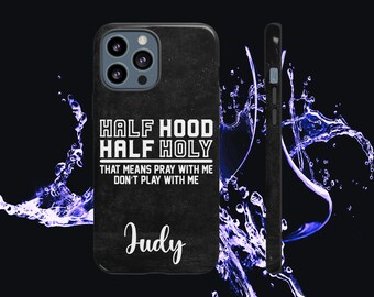 Op de afbeelding: Zwarte telefoonhoes met een wit ontwerp dat "Half Hood Half Holy That means pray with me Don't play with me" en de naam "Judy" onderaan zegt.