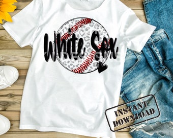 Op de afbeelding: Wit T-shirt met een witte en zwarte luipaardprint baseball graphic en de tekst "White Sox" in zwart. De graphic bevat ook een rood hart.