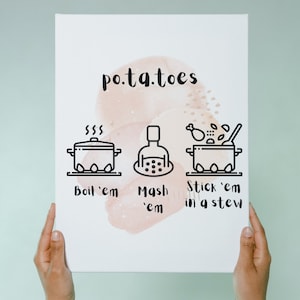 Op de afbeelding: Een witte canvasprint met een aquarel achtergrond en zwarte lijntekeningen van verschillende manieren om aardappelen te bereiden. De tekst luidt "po.ta.toes" en bevat de zinnen "Boil 'em", "Mash 'em" en "Stick 'em in a stew".
