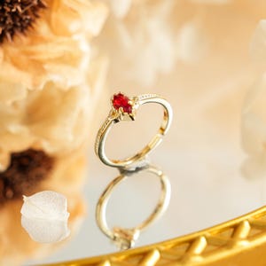 Bague CZ rouge délicate, bague de promesse vintage plaquée or, bague de naissance de janvier couleur grenat, bague empilable délicate, bague élégante de tous les jours