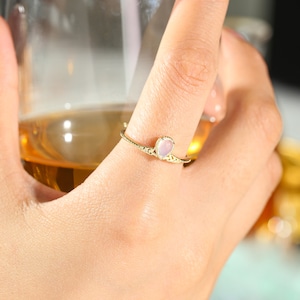 Anello con corona in zaffiro blu, anello minimalista in oro con carta, anello con promessa di compleanno a marzo, anello con pietra preziosa impilata da donna, regalo per lei
