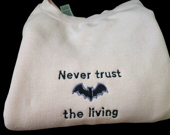 Felpa ricamata "Non fidarti mai dei vivi" / Design pipistrello di Halloween / Comoda ed elegante