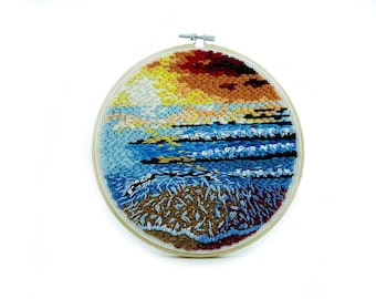 Broderie de paysage abstraite originale faite à la main avec un 100% laine et lin naturel. Unique en son genre, art du cerceau de broderie unique en son genre