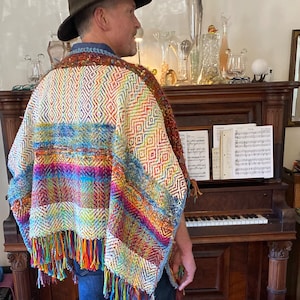 Poncho clásico tejido a mano. Colores brillantes. Unisex.