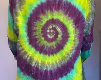 Återvunnen vintage-skjorta med knappar och tie-dye-mönster.