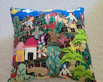 Oreiller péruvien coloré fabriqué à la main en patchwork d'Arpillera avec un design art populaire