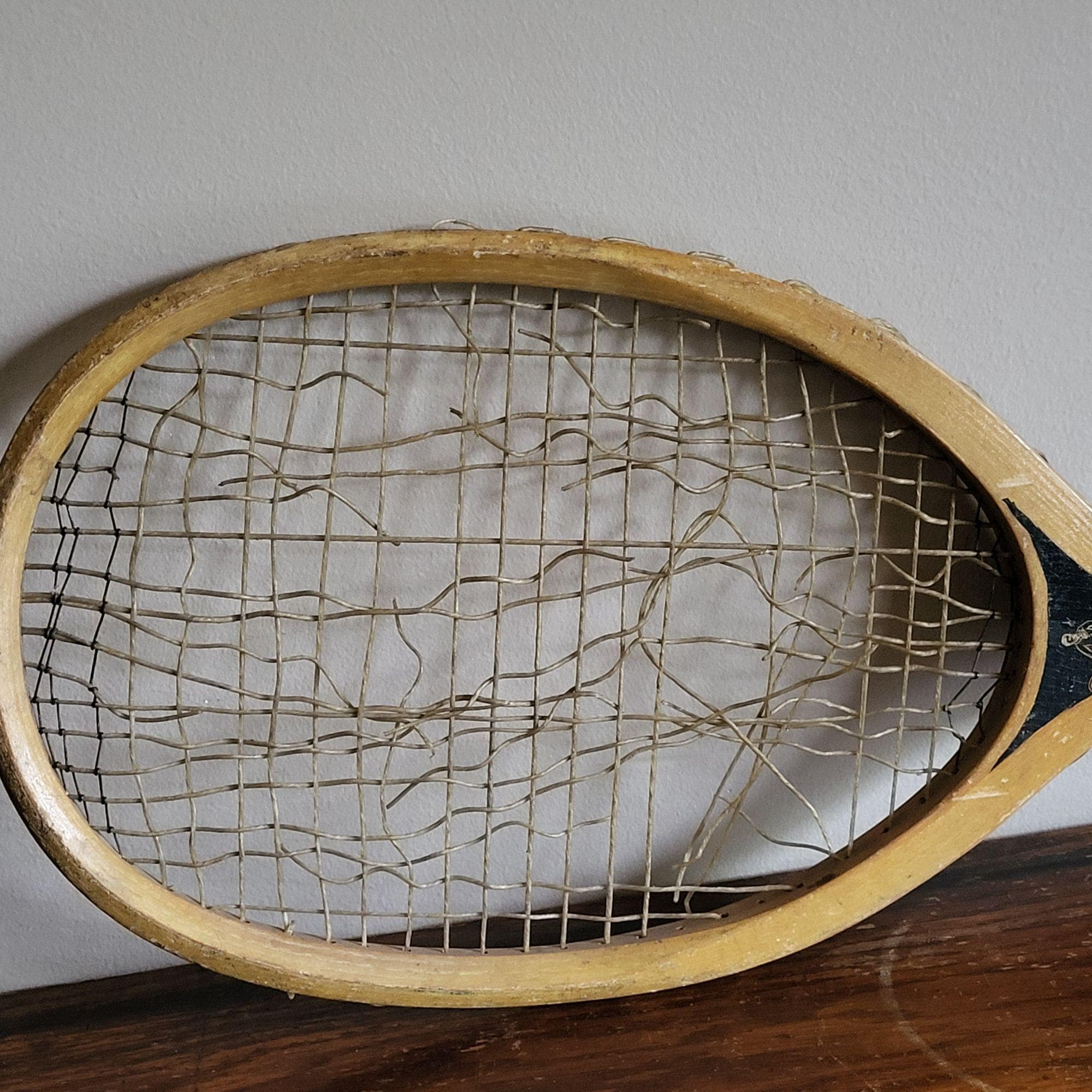 Raquette De Tennis Ancienne Wright & Ditson Et Couvercle Jaune Brodé Sue