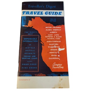 Puede incluir: Una guía de viaje vintage, "Traveller's Digest Travel Guide" de 1961-62. La portada presenta un mapa naranja sobre un fondo azul oscuro. El texto destaca información confiable sobre moteles, hoteles y resorts. La guía promueve viajes sin preocupaciones.