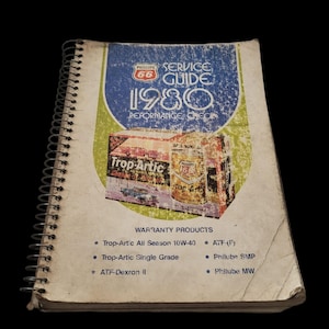 Puede incluir: Una guía de servicio Phillips 66 vintage de 1980. La portada presenta un logotipo rojo, blanco y azul con el texto "Phillips 66" y "Service Guide 1980". La guía es un folleto en espiral con una portada desgastada y amarillenta.