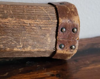 Ancienne raquette de tennis des années 1900, cadre en bois, cordes usées, champion Wright Ditson - France