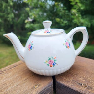 Vintage weiße Blumen Keramik Teekanne mit Goldrand & Deckel 10,5 cm hoch