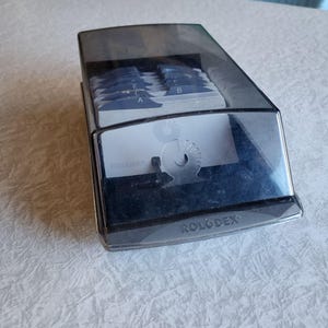 Vintage Rolodex bedeckte Kartei mit A-Z-Teilern Schwarz & durchsichtigem Kunststoff