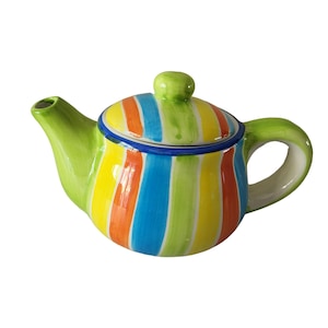 Divertente teiera decorativa a righe colorate verde giallo arancione blu rosso