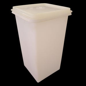 Vintage Tupperware Square Container & Lid 8-Cup Saltine Saver or Cracker Keeper