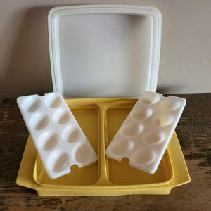 Vintage Tupperware Deviled Eierträger mit Deckeleinsätzen aus gelbem und weißem Kunststoff
