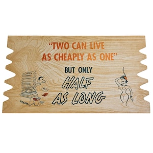 Cartolina d'epoca Plaq Kard "Due possono vivere a basso costo come uno" di Fun Cards