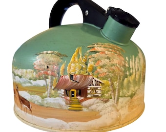 Bule de metal vintage pintado à mão com decoração em verde e preto, representando uma cena de veado em uma cabana.