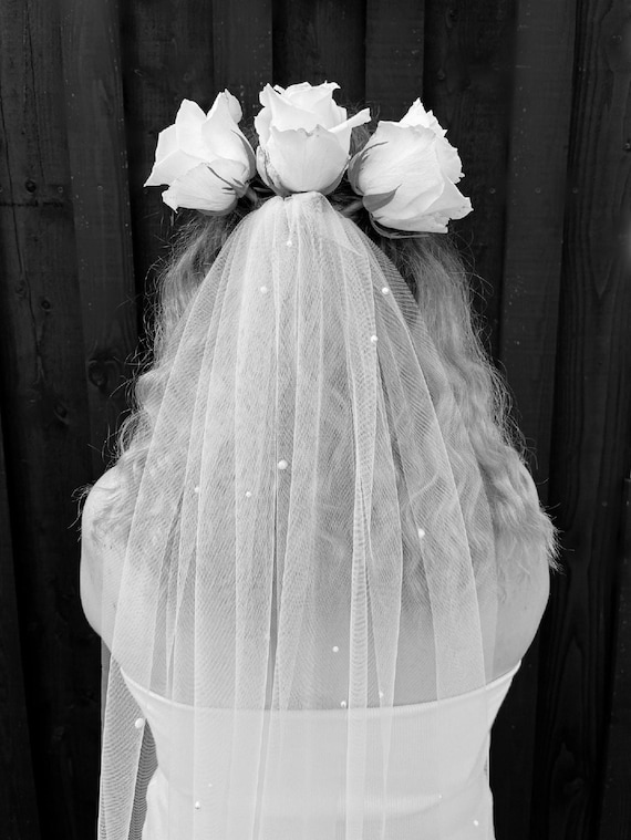 AuraVeils Bridal Wedding Veil with White Pearls * for Classic and Traditional Bridal Look * 1 Tier Veil with Veil Comb * White, Ivory & Pale Ivory