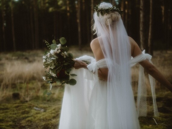 Simple 1 Tier Bridal Veil With a Comb • for Modern and  display picture 2