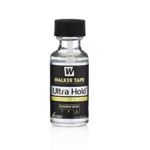 Op de afbeelding: Een klein, doorzichtig flesje Walker Tape Ultra Hold Skin System Adhesive. De fles heeft een zwarte dop en een wit etiket met de merknaam en de productnaam.