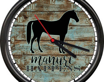 Granero madera caballo jinete ecuestre estiércol sucede divertido regalo signo reloj de pared
