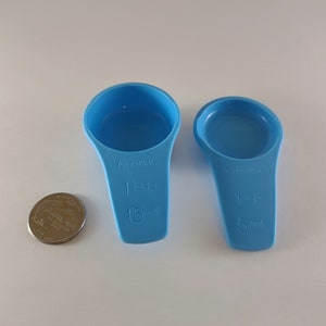 Tupperware Magnet Gadget Miniature Measuring Cups Set Salt Water Taffy Blue  New