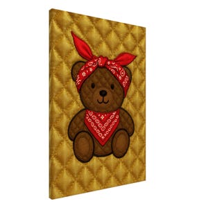 Può includere: Illustrazione di un orsacchiotto marrone con bandana e fascia rossa, su sfondo dorato trapuntato. L'orso ha una faccia sorridente ed è un design carino e decorativo.