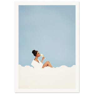 Puede incluir: Una mujer con una bata blanca se sienta en una nube, sosteniendo una copa de vino blanco y mirando al cielo.