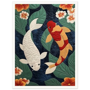 Könnte beinhalten: Eine Quiltdecke mit zwei Koi-Karpfen, die in einem Teich schwimmen. Die Fische sind weiß und rot mit schwarzen Streifen. Der Teich ist von grünen Seerosen und weißen und orangefarbenen Blumen umgeben.