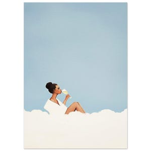 Puede incluir: Una mujer con una bata blanca se sienta en una nube, bebiendo de una copa de vino blanco contra un cielo azul claro.