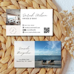 Op de afbeelding: Twee rechthoekige visitekaartjes met een witte achtergrond en zwarte tekst. De bovenste kaart toont de naam Sarah Wilson, contactgegevens, een QR-code en een interieurfoto. De onderste kaart bevat de tekst Seaside Bungalow, een adres en een strandfoto.