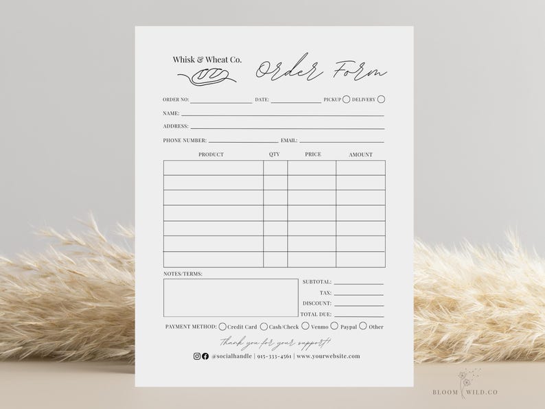 Pu&ograve; includere: Un modulo d'ordine in bianco e nero con il testo "Whisk & Wheat Co." e "Order Form". Il modulo include campi per il numero d'ordine, il nome, l'indirizzo, il numero di telefono, l'e-mail, il prodotto, la quantit&agrave;, il prezzo, l'importo, le note, il totale parziale, l'IVA, lo sconto, il totale dovuto e il metodo di pagamento. Il modulo include anche un handle di social media e un indirizzo del sito web.