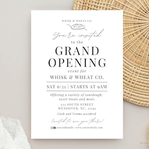 Può includere: Un biglietto d'invito bianco per la Grande Inaugurazione di Whisk & Wheat Co. Il testo include la data, l'ora e l'indirizzo. Il biglietto è decorato con un'illustrazione di grano e pane. Un cesto intrecciato è sullo sfondo.