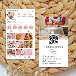 Może przedstawiać: Dwie wizytówki i profil na Instagramie są wyświetlane na tkanej powierzchni. Profil na Instagramie prezentuje zdjęcia ciasteczek. Na jednej karcie widnieje napis "THE COOKIE JAR CO." z danymi kontaktowymi i kodem QR. Druga karta zawiera imię i nazwisko właściciela oraz stronę internetową.