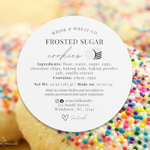 Puede incluir: Primer plano de galletas de azúcar glaseadas con chispas de colores. Una etiqueta blanca dice "Frosted Sugar Cookies" con ingredientes y un peso neto de 283 g. Las galletas están hechas en casa.
