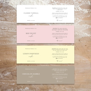 Peut inclure: Quatre étiquettes rectangulaires pour gâteaux, chacune avec une saveur différente : Vanille Classique, Velours Rouge, Pavot au Citron et Marbré au Chocolat. Les étiquettes sont sur une surface en bois saupoudrée de farine.