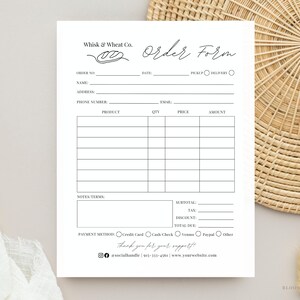 Pu&ograve; includere: Un modulo d'ordine in bianco e nero per una panetteria chiamata "Whisk & Wheat Co.". Il modulo include campi per le informazioni del cliente, i dettagli dell'ordine e il metodo di pagamento. Include anche un logo con un disegno stilizzato di una pagnotta di pane.